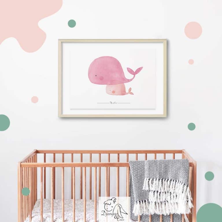 Chambre d'enfant avec une affiche représentant des baleines
