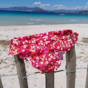 maillot de bain enfant rose sur un plage